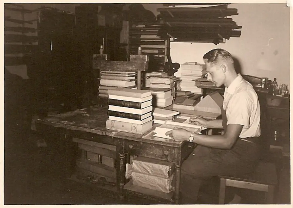 Helmut-1965 Derr junge Helmut Schiedeck in seiner Buchbinderwerkstatt, 1965