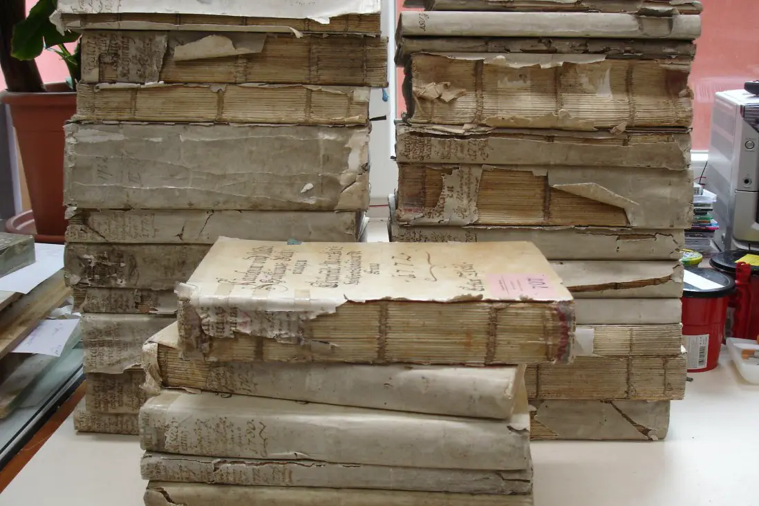 Restaurierungsbedürftige Bücher