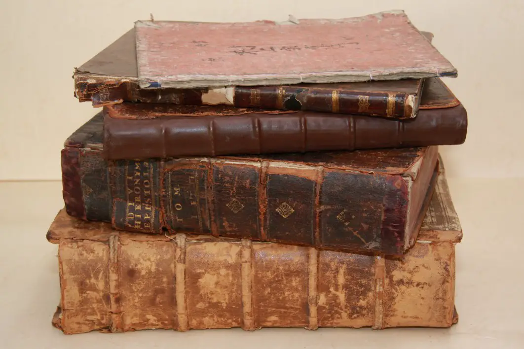 Restaurierungsbedürftige Bücher